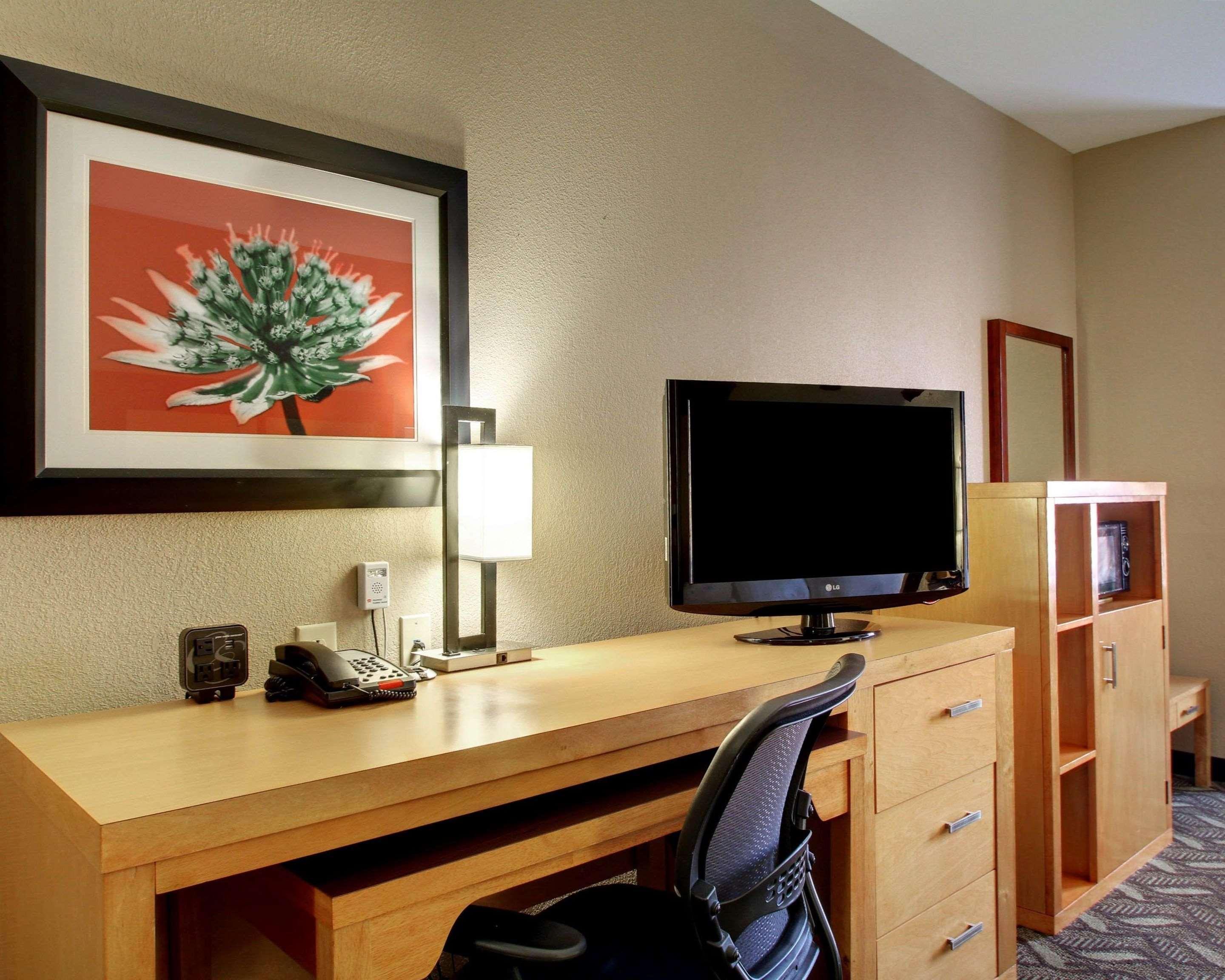 Comfort Suites Airport Luckney Exterior foto