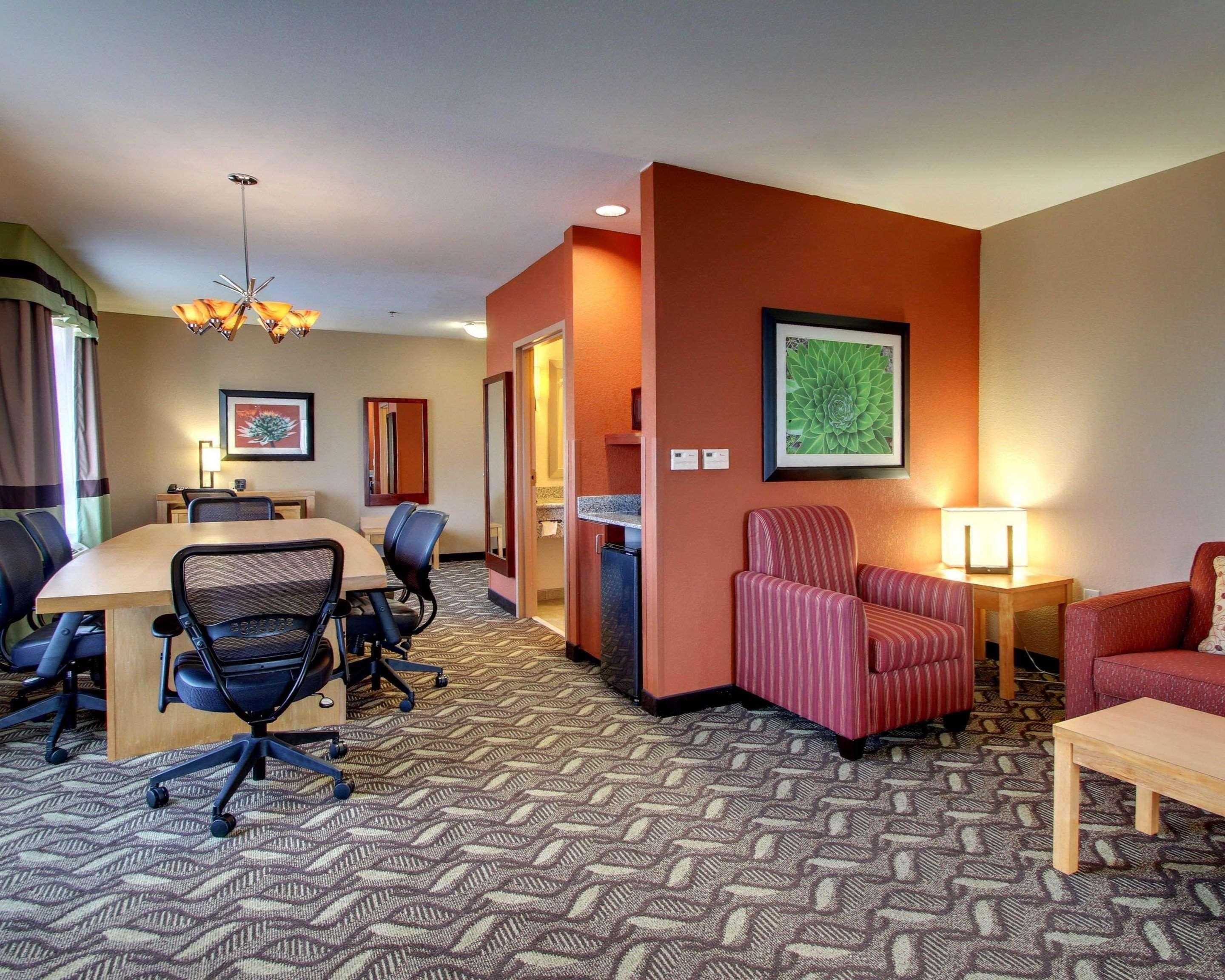 Comfort Suites Airport Luckney Exterior foto