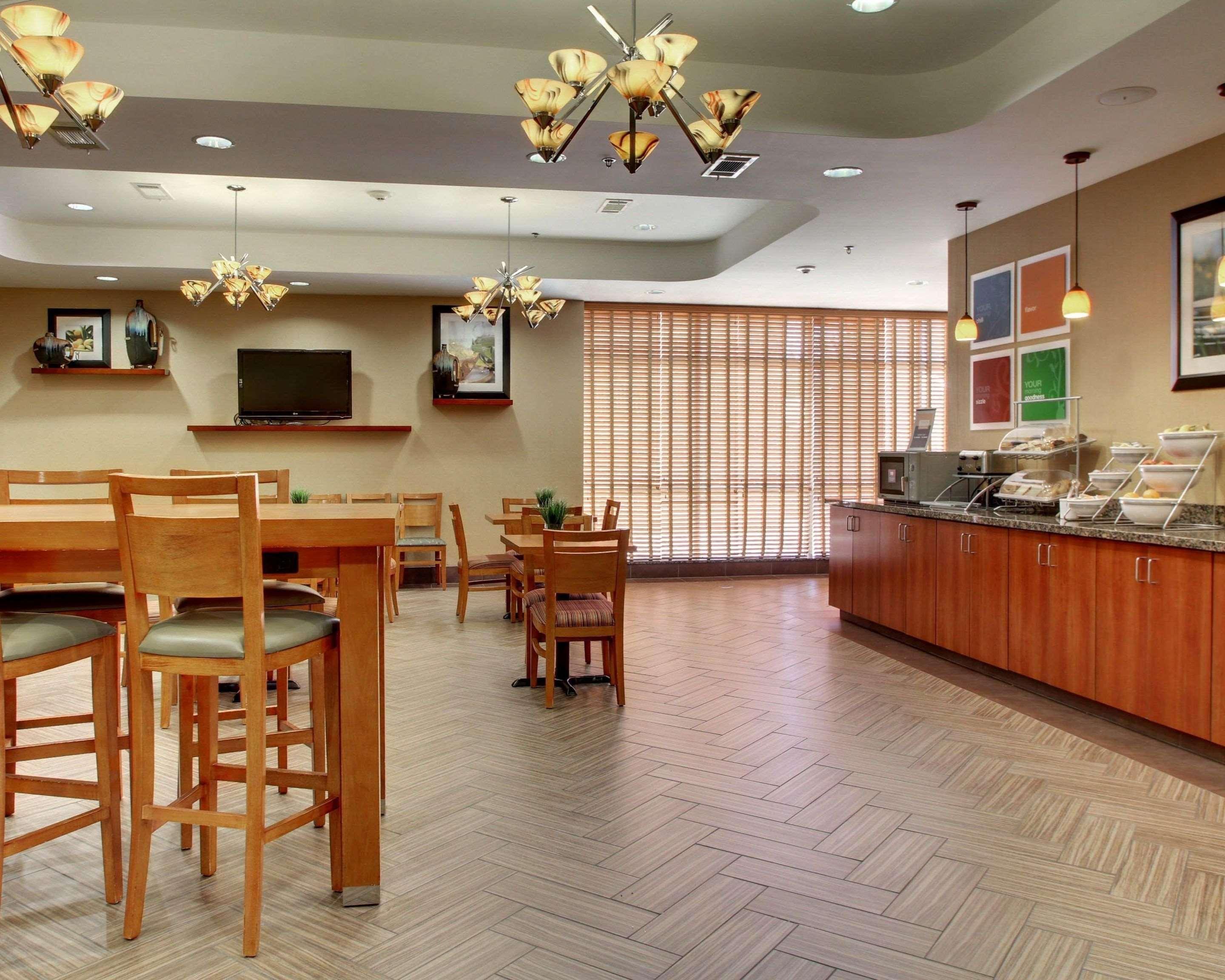 Comfort Suites Airport Luckney Exterior foto